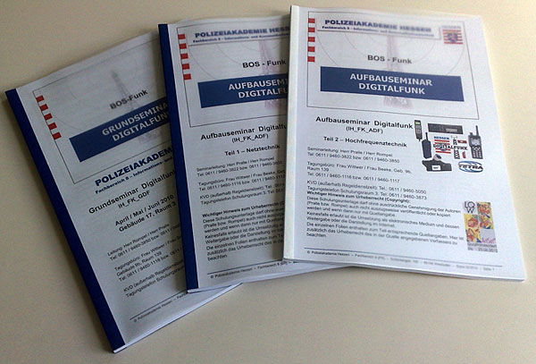Drei Zentimeter geballtes Digitalfunk-Wissen für die Seminarteilnehmer der Polizeiakademie Hessen in drei verschiedene Broschüren - (c) HPA