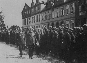 Der scheidende Verbandsvorsitzende Fritz Kahl schreitet die Reihen der angetretenen Feuerwehren am 15. April 1934 in Weilburg/Lahn ab.  Dies war der letzte öffentliche Auftritt des Verbandes bis zur Wiedergründung 1948