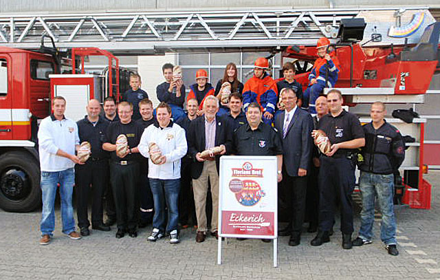 Bild: Jugendfeuerwehr Eltville am Rhein und Kiedrich, 1. Stadtrat Peter Scheu, StBi. Hans-Peter Korn Eltville am Rhein, Bürgermeister Kiedrich, Winfried Steinmacher, und Walter Ruhl, Bäckermeister Markus Eckerich und sein Bruder Niko Eckerich, sowie Jugendwart Daniel Sladitschek und Jens Bibo.