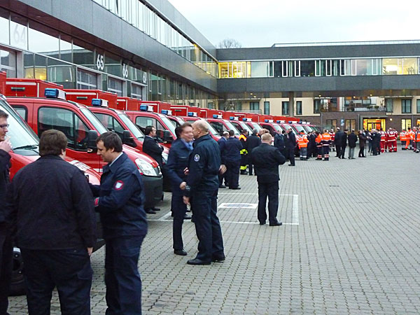 Übergabe von 38 Gerätewagen Sanität, 22 GW-IuK, 3 GW-Technik und einen GW-Wasserrettung offiziell an die Vertreter der Feuerwehren und Hilfsorganisationen durch Staatsminister Rhein am 02.12.2011
