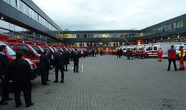 Übergabe von 38 Gerätewagen Sanität, 22 GW-IuK, 3 GW-Technik und einen GW-Wasserrettung offiziell an die Vertreter der Feuerwehren und Hilfsorganisationen durch Staatsminister Rhein am 02.12.2011